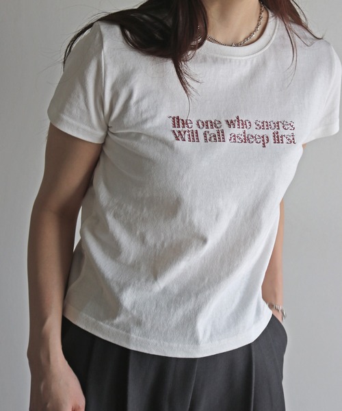 COURO(コウロ)の「ラインストーンロゴTシャツ(Tシャツ/カットソー・レディース・ホワイト/レッド/ピンク/ネイビー/イエロー/杢グレー/ブルー・FREE)」の2枚目の写真