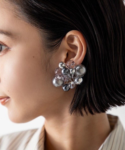 MILLION CARATS(ミリオンカラッツ)の「【pomponne】-awaシリーズ-まるで空に浮かぶシャボン玉。透明感と華やかさが耳元ではじける、大人のためのふんわりイヤリング(イヤリング・レディース・グレー/ピンク/イエロー/シルバー・FREE)」の1枚目の写真