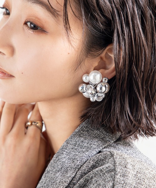 MILLION CARATS(ミリオンカラッツ)の「【pomponne】-awaシリーズ-まるで空に浮かぶシャボン玉。透明感と華やかさが耳元ではじける、大人のためのふんわりイヤリング(イヤリング・レディース・グレー/ピンク/イエロー/シルバー・FREE)」の4枚目の写真