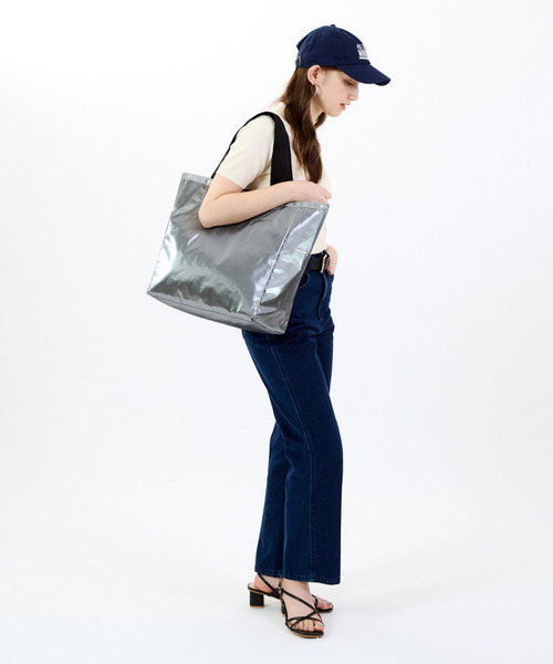 LeSportsac(レスポートサック)の「LG REVERSIBLE TOTE ガンメタル/ブラックソリッド(トートバッグ・レディース・グレー・FREE)」の4枚目の写真