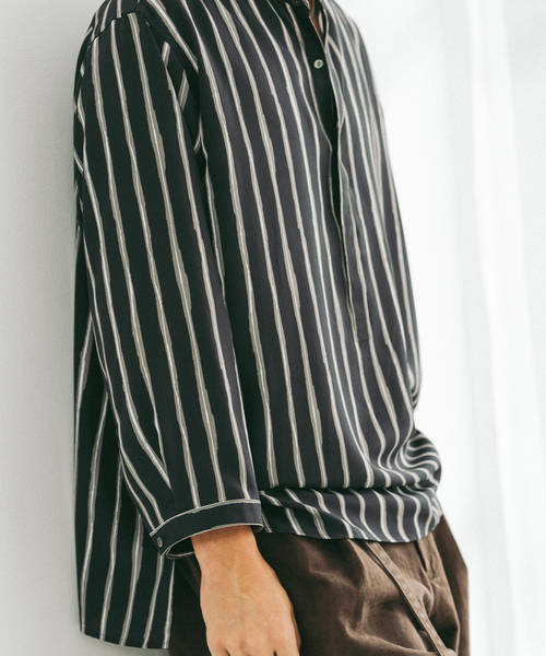 EDIFICE(エディフィス)の「ストライプ ドレーピー 8分袖 バンドカラープルオーバーシャツ(シャツ/ブラウス・メンズ・ボルドー/ブラック/グレー・MEDIUM/LARGE)」の11枚目の写真