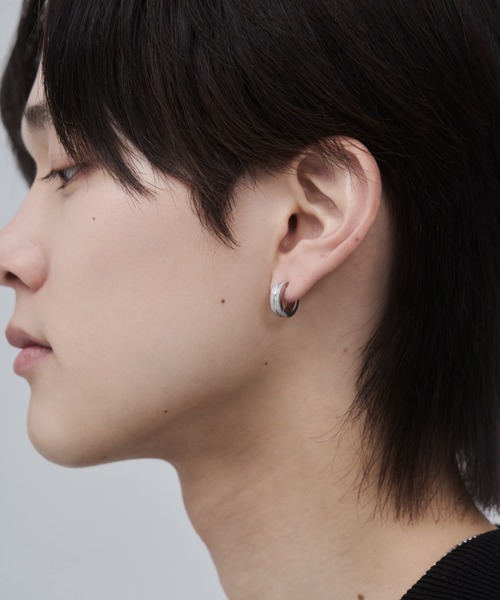 WYZ surgical stainless（ダブリューワイジィーサージカルステンレス）の「【 金属アレルギー対応 】梨地フープイヤリング サージカルステンレス（両耳用）（イヤリング・メンズ・シルバー・FREE）」の2枚目の写真