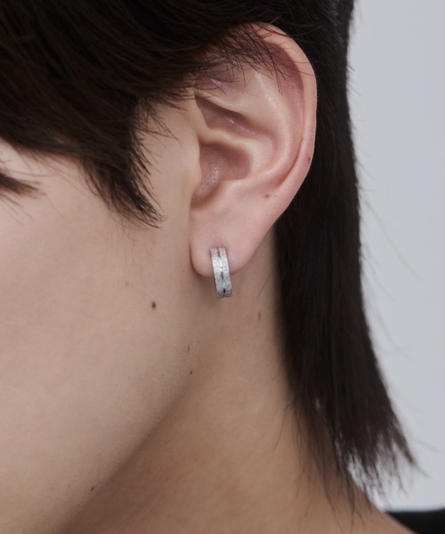 WYZ surgical stainless（ダブリューワイジィーサージカルステンレス）の「【 金属アレルギー対応 】梨地フープイヤリング サージカルステンレス（両耳用）（イヤリング・メンズ・シルバー・FREE）」の7枚目の写真