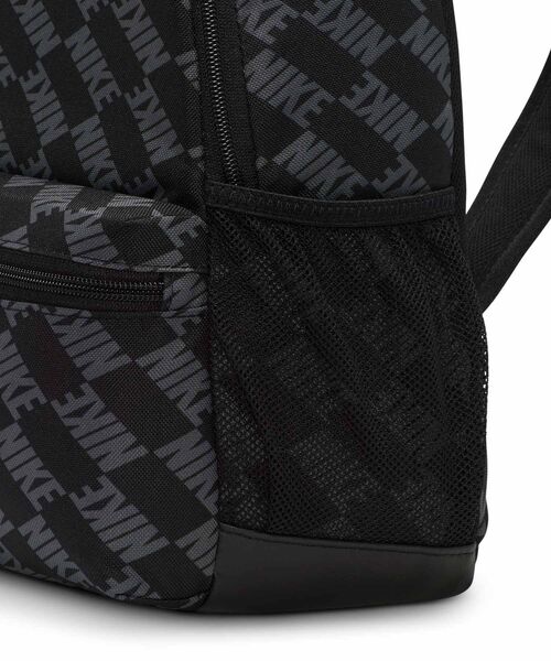 NIKE（ナイキ）の「ナイキ ブラジリア JDI ジュニア ミニ バックパック (11L) / Nike Brasilia JDI Big Kids' Mini Backpack (11L) HV6481-010 Black（バックパック/リュック・キッズ・ブラック・ONE SIZE）」の9枚目の写真