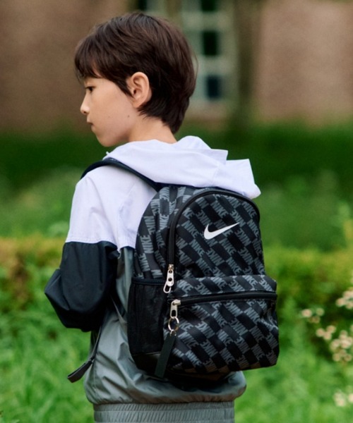 NIKE（ナイキ）の「ナイキ ブラジリア JDI ジュニア ミニ バックパック (11L) / Nike Brasilia JDI Big Kids' Mini Backpack (11L) HV6481-010 Black（バックパック/リュック・キッズ・ブラック・ONE SIZE）」の3枚目の写真