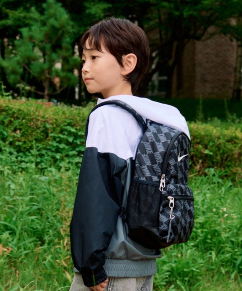 NIKE（ナイキ）の「ナイキ ブラジリア JDI ジュニア ミニ バックパック (11L) / Nike Brasilia JDI Big Kids' Mini Backpack (11L) HV6481-010 Black（バックパック/リュック・キッズ・ブラック・ONE SIZE）」の4枚目の写真