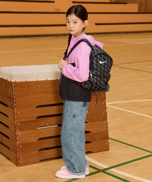 NIKE(ナイキ)の「ナイキ ブラジリア JDI ジュニア ミニ バックパック (11L) / Nike Brasilia JDI Big Kids' Mini Backpack (11L) HV6481-010 Black(バックパック/リュック・キッズ・ブラック・ONE SIZE)」の13枚目の写真