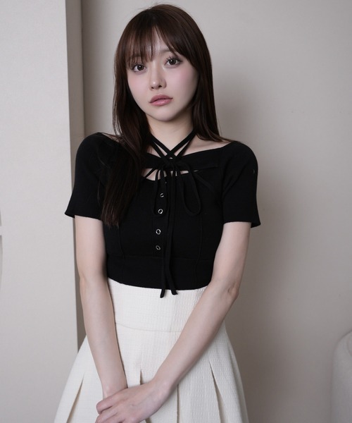 LIPSERVICE（リップサービス）の「デコルテオープンチョーカーニット（ニット/セーター・レディース・ホワイト/グレー/ブラック・FREE）」の3枚目の写真