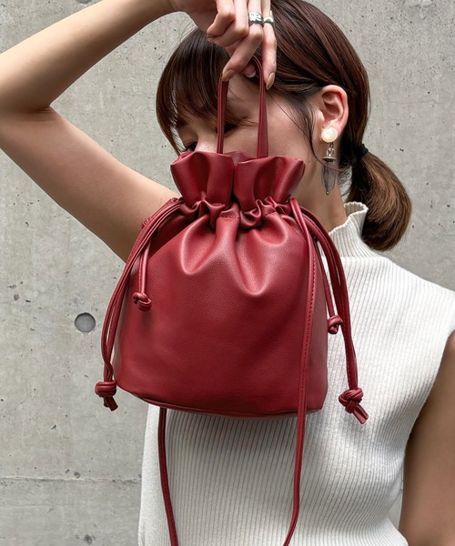 Fashion Letter(ファッションレター)の「2way フェイクレザー巾着バッグ(ショルダーバッグ・レディース・ブラック/モカ/レッド/オフホワイト/チャコールグレー・FREE)」の5枚目の写真
