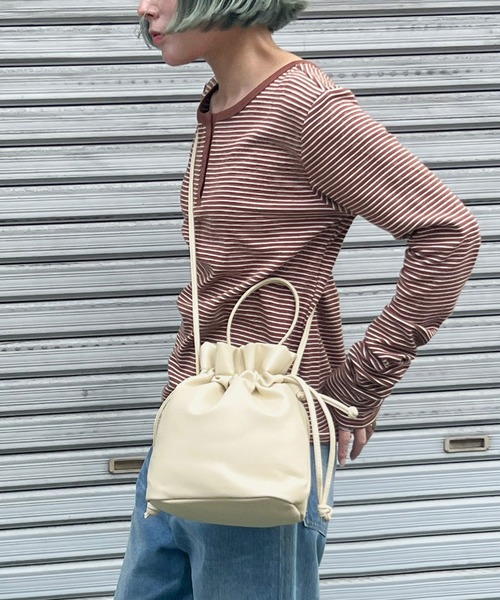 Fashion Letter(ファッションレター)の「2way フェイクレザー巾着バッグ(ショルダーバッグ・レディース・ブラック/モカ/レッド/オフホワイト/チャコールグレー・FREE)」の2枚目の写真