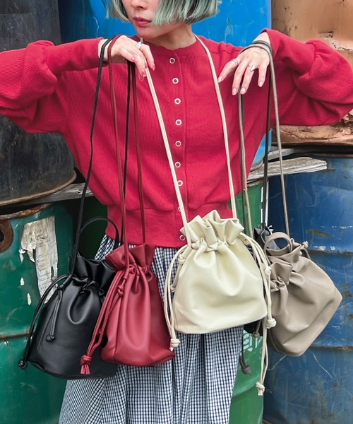 Fashion Letter(ファッションレター)の「2way フェイクレザー巾着バッグ(ショルダーバッグ・レディース・ブラック/モカ/レッド/オフホワイト/チャコールグレー・FREE)」の3枚目の写真