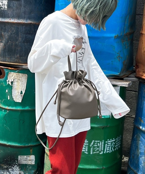 Fashion Letter(ファッションレター)の「2way フェイクレザー巾着バッグ(ショルダーバッグ・レディース・ブラック/モカ/レッド/オフホワイト/チャコールグレー・FREE)」の22枚目の写真