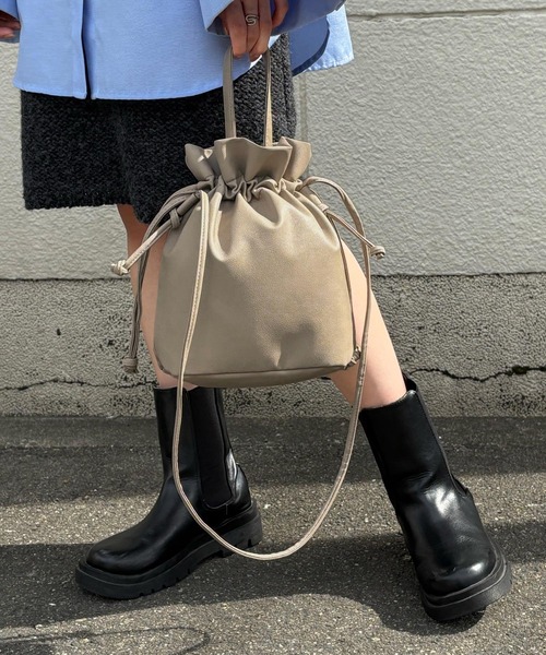 Fashion Letter(ファッションレター)の「2way フェイクレザー巾着バッグ(ショルダーバッグ・レディース・ブラック/モカ/レッド/オフホワイト/チャコールグレー・FREE)」の18枚目の写真