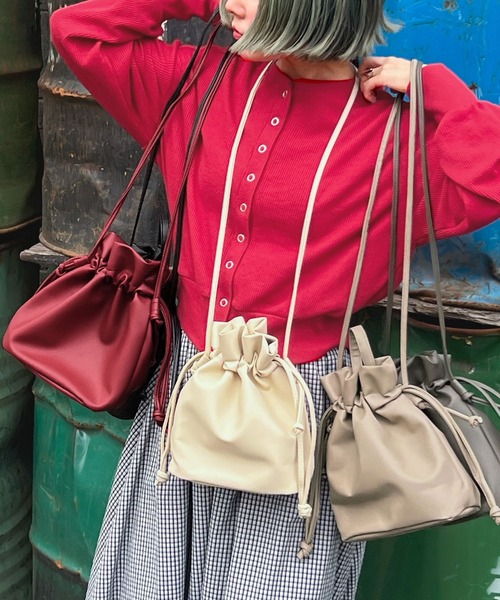 Fashion Letter(ファッションレター)の「2way フェイクレザー巾着バッグ(ショルダーバッグ・レディース・ブラック/モカ/レッド/オフホワイト/チャコールグレー・FREE)」の6枚目の写真