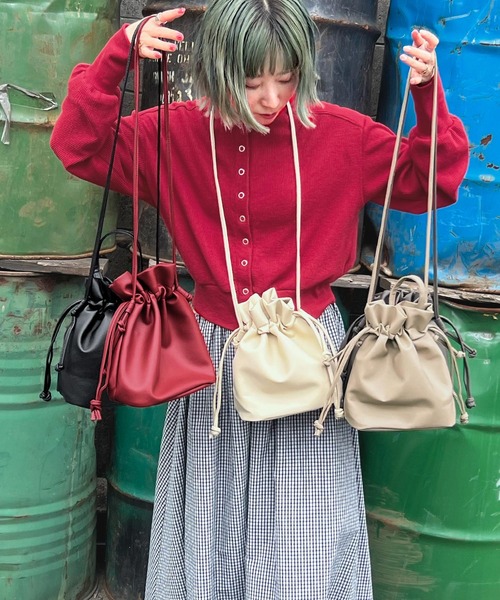 Fashion Letter(ファッションレター)の「2way フェイクレザー巾着バッグ(ショルダーバッグ・レディース・ブラック/モカ/レッド/オフホワイト/チャコールグレー・FREE)」の7枚目の写真