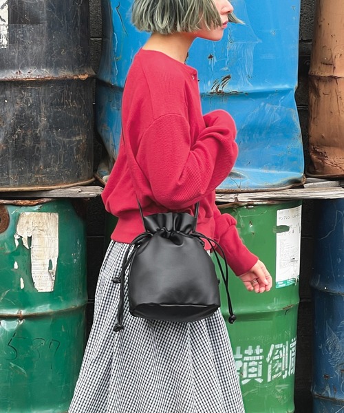 Fashion Letter(ファッションレター)の「2way フェイクレザー巾着バッグ(ショルダーバッグ・レディース・ブラック/モカ/レッド/オフホワイト/チャコールグレー・FREE)」の8枚目の写真
