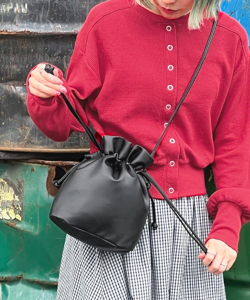 Fashion Letter(ファッションレター)の「2way フェイクレザー巾着バッグ(ショルダーバッグ・レディース・ブラック/モカ/レッド/オフホワイト/チャコールグレー・FREE)」の10枚目の写真