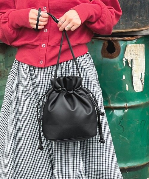 Fashion Letter(ファッションレター)の「2way フェイクレザー巾着バッグ(ショルダーバッグ・レディース・ブラック/モカ/レッド/オフホワイト/チャコールグレー・FREE)」の12枚目の写真