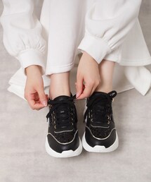 セール】きゅんフィット厚底フラットキルティングスタッズスニーカー