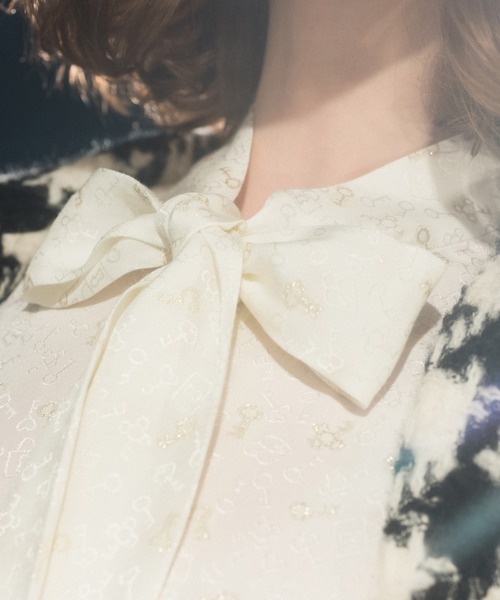 美品☆ルルウィルビー ボウタイ ブラウス ジャガード フリルカラー 総柄 日本製 LOULOU WILLOUGHBY】KEYジャガードボウタイブラウス|allureville