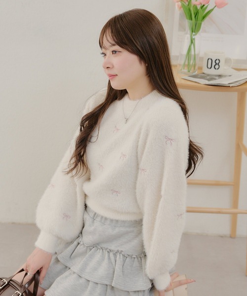 Another Branch olive des olive(アナザーブランチオリーブデオリーブ)の「リボン刺しゅうフェザープルオーバー(ニット/セーター・レディース・ブラック/アイボリー/ベージュ/ラベンダー/レッド/ホワイト系その他/ベージュ系その他・FREE)」の2枚目の写真