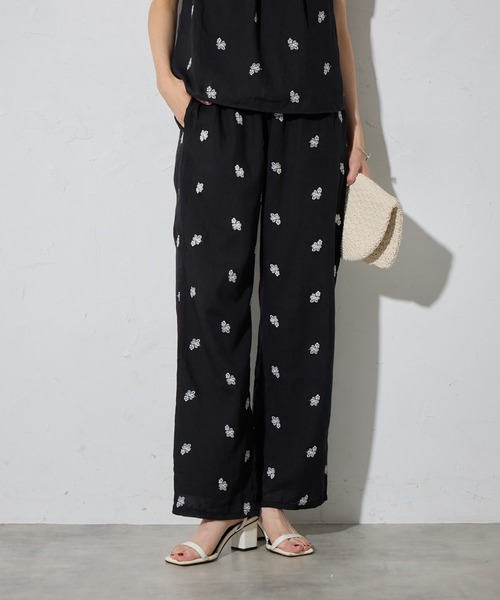 each（イーチ）の「フラワーエンブロイダリーワイドパンツ【セットアップ対応】（その他パンツ・レディース・ブラック/グレー・FREE）」の2枚目の写真