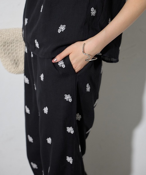 each（イーチ）の「フラワーエンブロイダリーワイドパンツ【セットアップ対応】（その他パンツ・レディース・ブラック/グレー・FREE）」の8枚目の写真