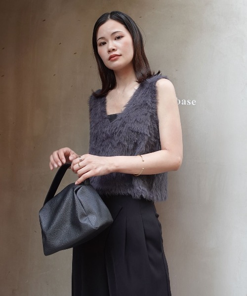 CORNERS(コーナーズ)の「フェザーヤーンVネックベスト(ベスト・レディース・チャコールグレー/オフホワイト/グレー/ライトベージュ・M)」の11枚目の写真