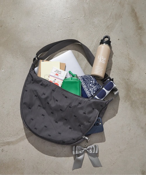 SALON de RUBAN（サロンドルヴァン）の「【SALON de RUBAN / サロン ド ルヴァン】 リボンチャームショルダーバッグ（ショルダーバッグ・レディース・ブラック/ライトグレー/ダークグレー/モカ・FREE）」の7枚目の写真