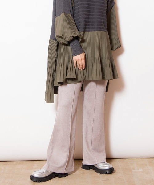 OSMOSIS(オズモーシス)の「セミフレアーバックスリットパンツ(その他パンツ・レディース・ブラック/グレイッシュベージュ/チャコール/バーガンディー/ブラウン・ONE SIZE)」の4枚目の写真