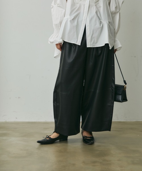 Lunea(ルネア)の「レザーコクーンワイドパンツ(その他パンツ・レディース・ブラウン/ブラック・M/L)」の6枚目の写真