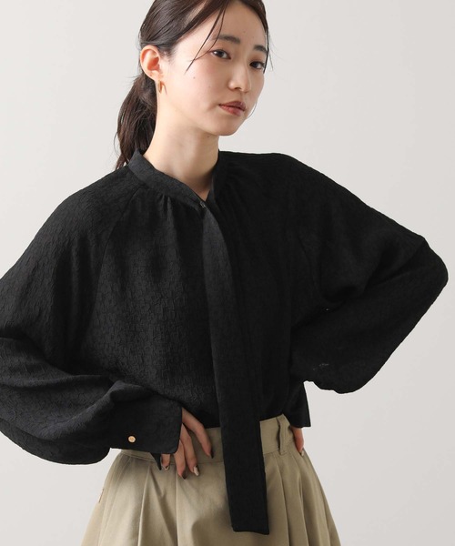 Gready Brilliant（グレディブリリアン）の「ＬＵシアー花ジャガードタイブラウス（シャツ/ブラウス・レディース・アイボリー/ブラック・38）」の2枚目の写真