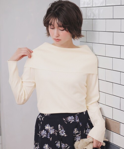 ANY SIS(エニィスィス)の「オフショルダー ニット(ニット/セーター・レディース・アイボリー系/ブラック系/ライラック系・MEDIUM)」の1枚目の写真