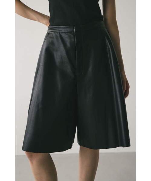 STYLEMIXER(スタイルミキサー)の「フェイクレザーハーフパンツ(その他パンツ・レディース・ブラウン/ブラック・SMALL/MEDIUM)」の5枚目の写真