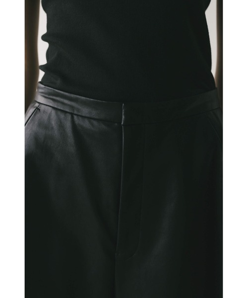 STYLEMIXER(スタイルミキサー)の「フェイクレザーハーフパンツ(その他パンツ・レディース・ブラウン/ブラック・SMALL/MEDIUM)」の6枚目の写真