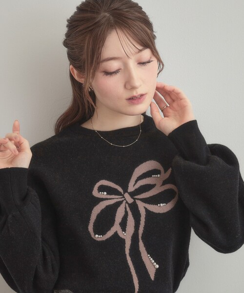 couture brooch（クチュールブローチ）の「【可愛く着映える・華やか】リボンジャカード ニットトップス（ニット/セーター・レディース・グレー/ブラック系/ホワイト系3・38/42）」の2枚目の写真