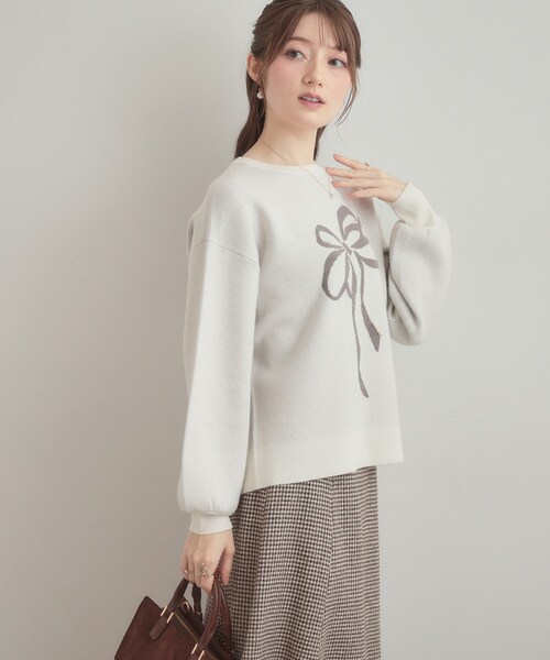 couture brooch（クチュールブローチ）の「【可愛く着映える・華やか】リボンジャカード ニットトップス（ニット/セーター・レディース・グレー/ブラック系/ホワイト系3・38/42）」の5枚目の写真