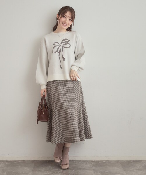 couture brooch（クチュールブローチ）の「【可愛く着映える・華やか】リボンジャカード ニットトップス（ニット/セーター・レディース・グレー/ブラック系/ホワイト系3・38/42）」の7枚目の写真