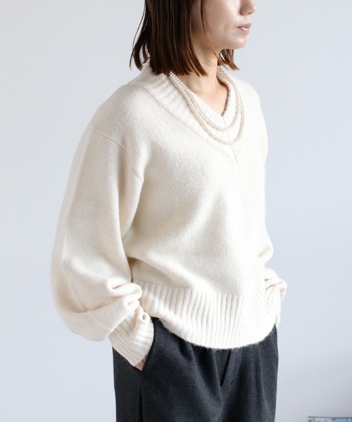 cepo(セポ)の「ウール混Vネックソデボリュームニットプルオーバー(ニット/セーター・レディース・オフホワイト/カーキ/レッド/チャコール・M)」の2枚目の写真