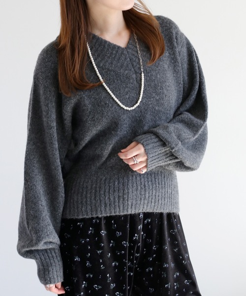 cepo(セポ)の「ウール混Vネックソデボリュームニットプルオーバー(ニット/セーター・レディース・オフホワイト/カーキ/レッド/チャコール・M)」の3枚目の写真