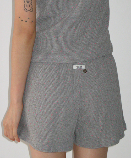 RONRON(ロンロン)の「WALFFLE FLORAL SHORT PANTS GREY(その他パンツ・レディース・その他・FREE)」の1枚目の写真