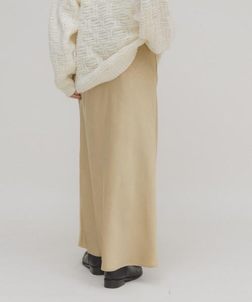 KBF（ケイビーエフ）の「クラッシュサテンナロースカート（スカート・レディース・ベージュ/チャコールグレー/ブラック・ONE）」の6枚目の写真