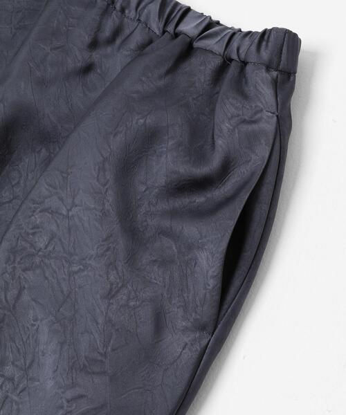 KBF（ケイビーエフ）の「クラッシュサテンナロースカート（スカート・レディース・ベージュ/チャコールグレー/ブラック・ONE）」の15枚目の写真