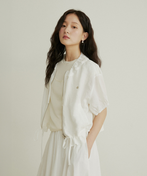 ADAUL(アダウル)の「Shirring half windbreaker - white(ナイロンジャケット・レディース・ホワイト・FREE)」の1枚目の写真