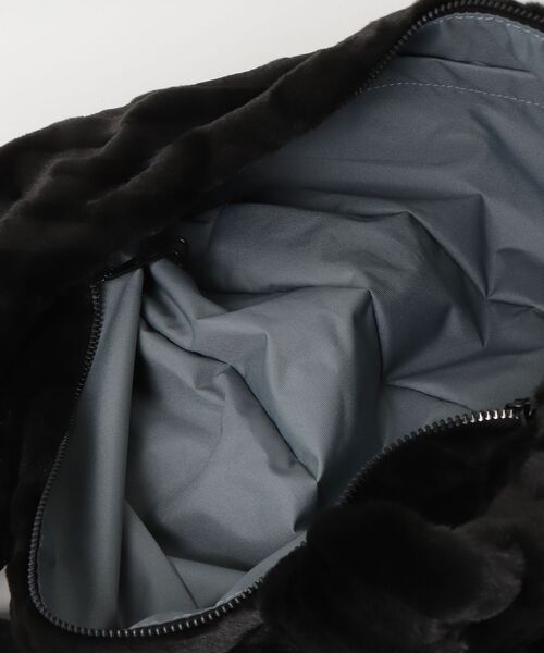 NIKE(ナイキ)の「NIKE NSW FX FUR SLOUCHY BAG(ショルダーバッグ・メンズ・ブラック・ONE SIZE)」の4枚目の写真