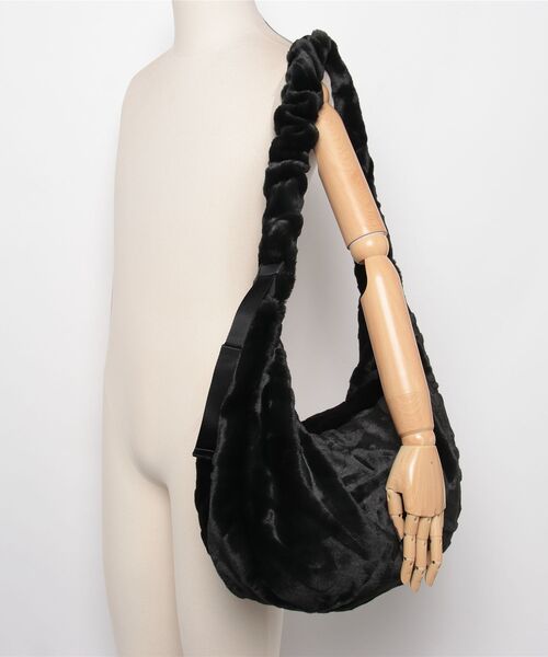 NIKE(ナイキ)の「NIKE NSW FX FUR SLOUCHY BAG HQ7515-010(ショルダーバッグ・メンズ・ブラック・ONE SIZE)」の5枚目の写真