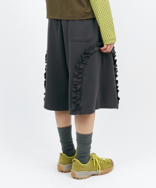 SUNNECT(ソネクト)の「Herringbone Frill Short - Charcoal(その他パンツ・レディース・その他・OS)」の4枚目の写真