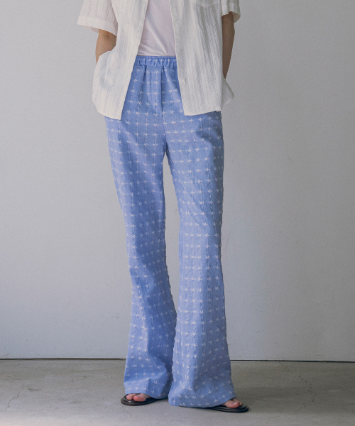VANONE ATELIER(バノンアトリエ)の「P3195 フラワーブーツカットパンツ_Blue(その他パンツ・レディース・ブルー・M/S)」の1枚目の写真