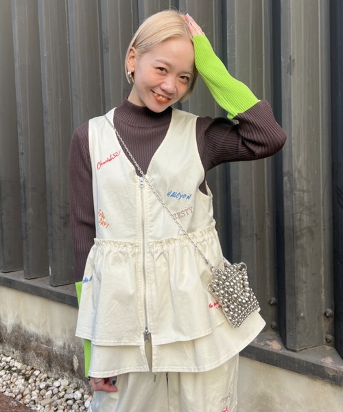 RODEO CROWNS WIDE BOWL（ロデオクラウンズワイドボウル）の「embroideryフロントジップベスト（ベスト・レディース・ホワイト/ブラック/ブルー・FREE）」の2枚目の写真