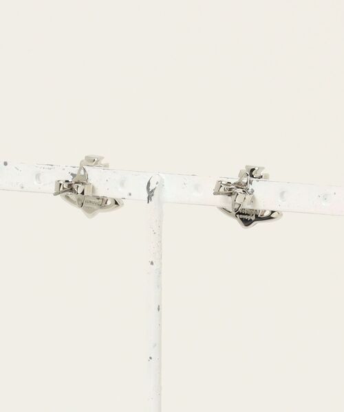 Vivienne Westwood（ヴィヴィアンウエストウッド）の「FABIANNA BAS RELIEF EARRINGS（その他・レディース・ゴールド/シルバー・FREE）」の3枚目の写真